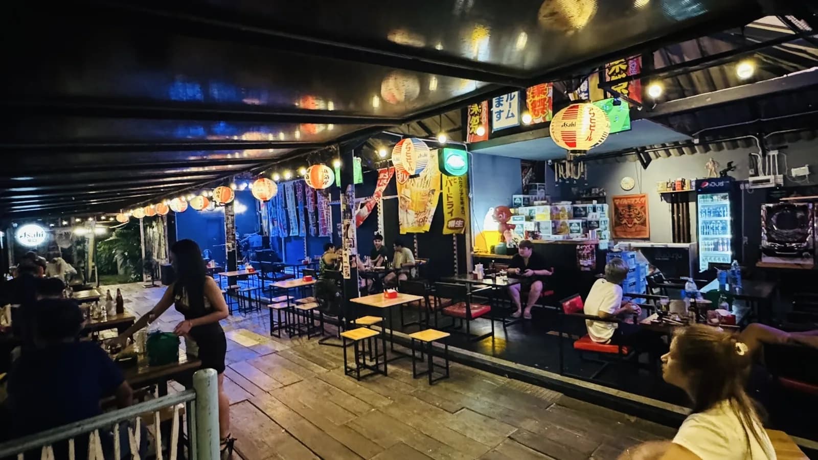 บรรยากาศร้าน Mara Station ใต้ป้ายไฟนีออนและโคมแดง