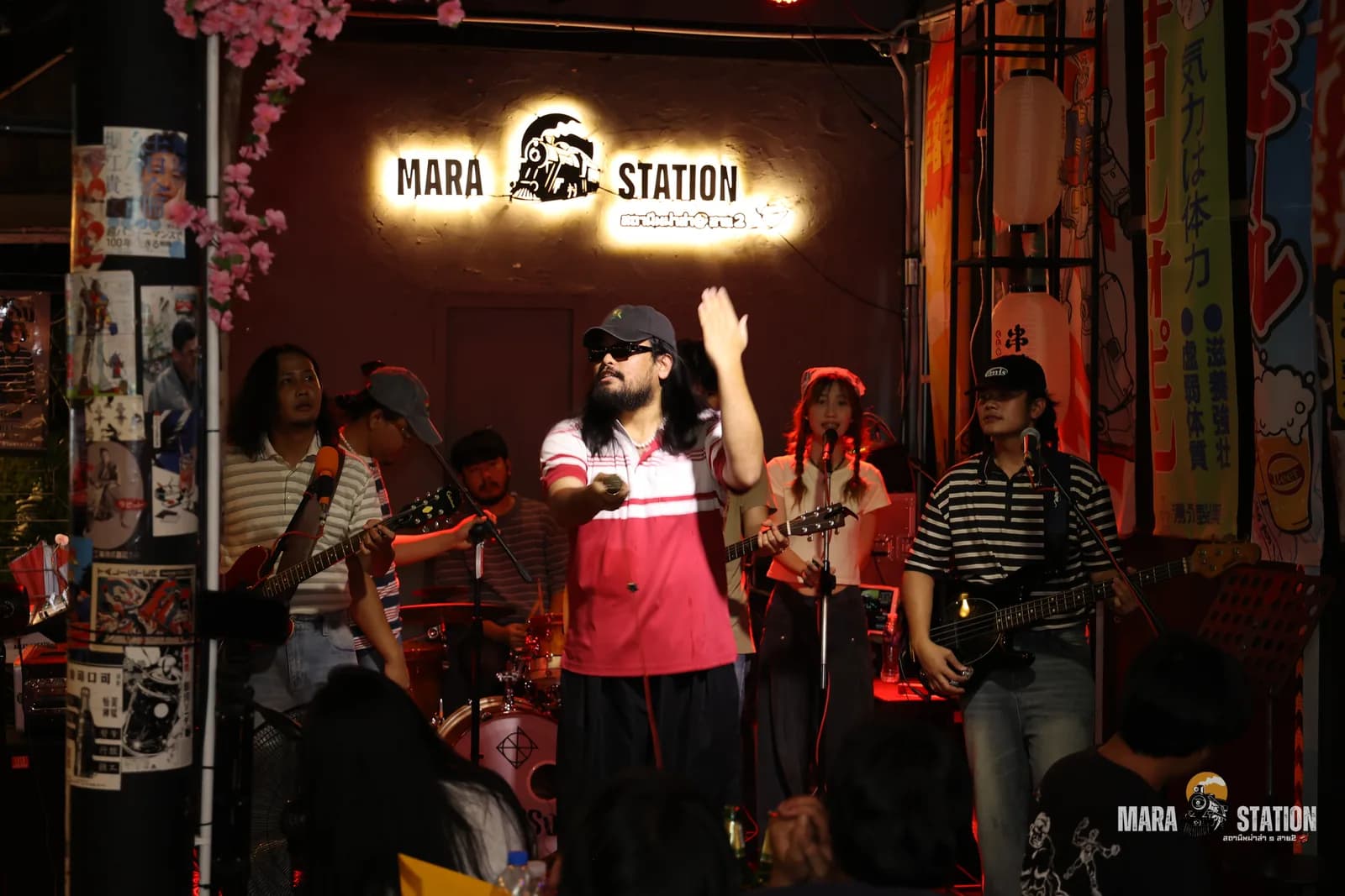 ผู้ชมล้อมวงชมดนตรีสดเต็มร้านที่ Mara Station